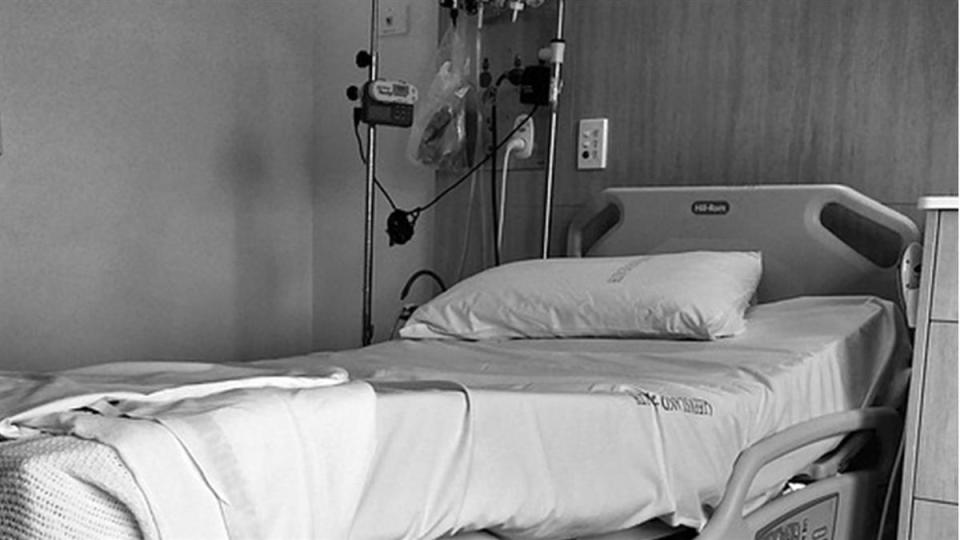 老翁夜不能眠只得再度回到醫院治療。（示意圖／翻攝自pixabay）