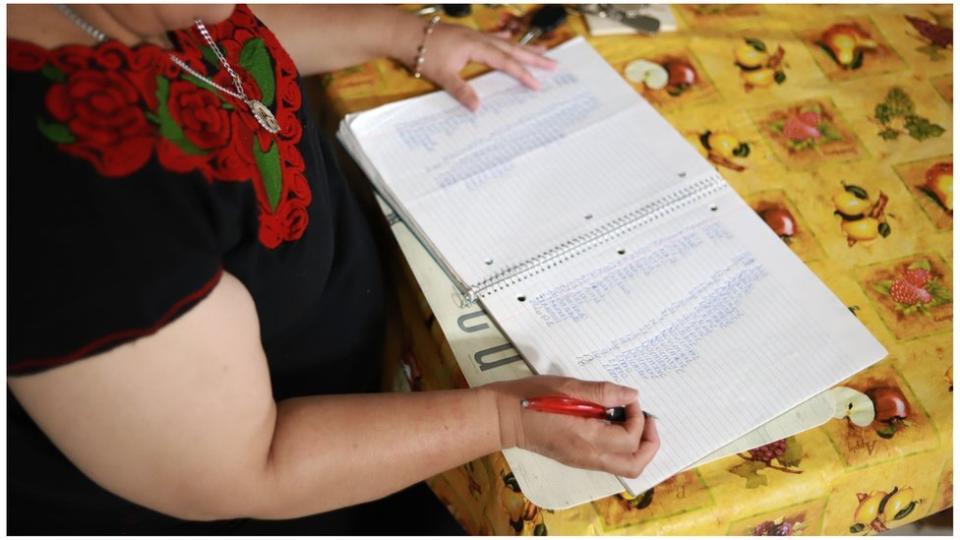 Robles escribe en su libreta