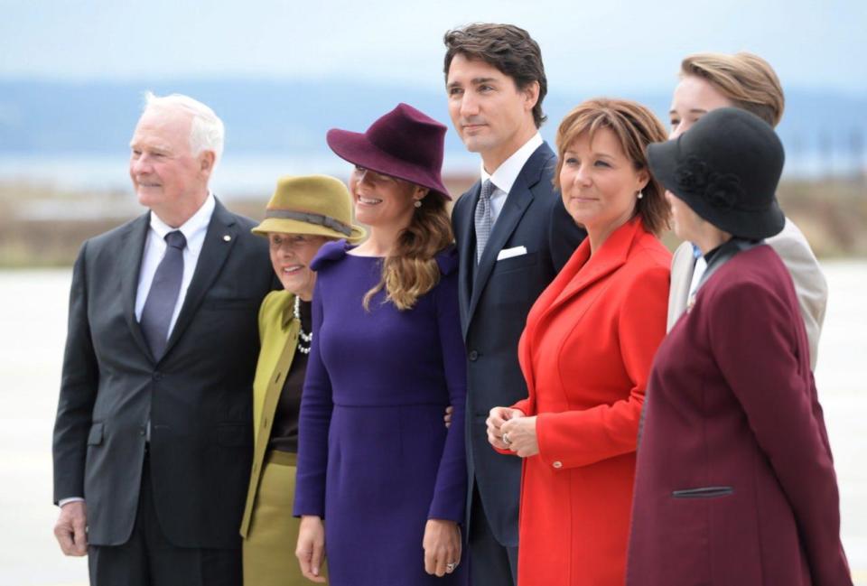 Governor General of Canada David Johnston, left to right, Sharon Johnston, Sophie Gregoire Trudeau, Prime Minister of Canada Justin Trudeau, British Columbia Premier Christy Clark and Lt.-Gov. of British Columbia Judith Guichon stand on the tarmac as the Duke and Duchess of Cambridge, along with their children Prince George and Princess Charlotte arrive in Victoria, B.C., Saturday, Sept 24, 2016. Photo: THE CANADIAN PRESS/Jonathan Hayward