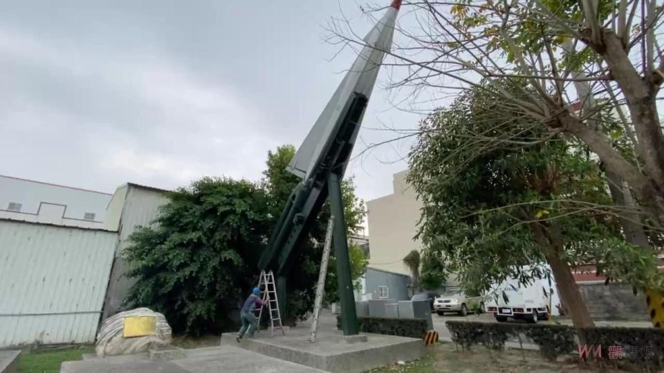 ▲北斗鎮思恩公園的三顆勝利女神飛彈，國防部委託民間業者進行拆除，彈體將運回台中太平坪林營區安放。（記者陳雅芳攝）