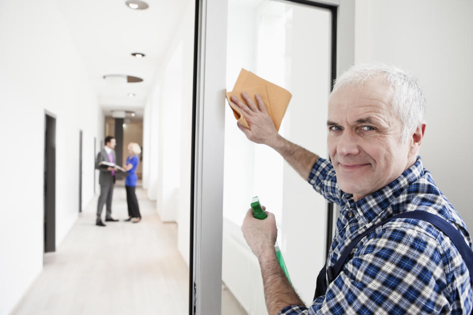 Der Hausmeister sorgt dafür, dass das Gebäude gut in Schuss ist. Dazu zählt auch die Sauberkeit. (Symbolbild: Getty Images)