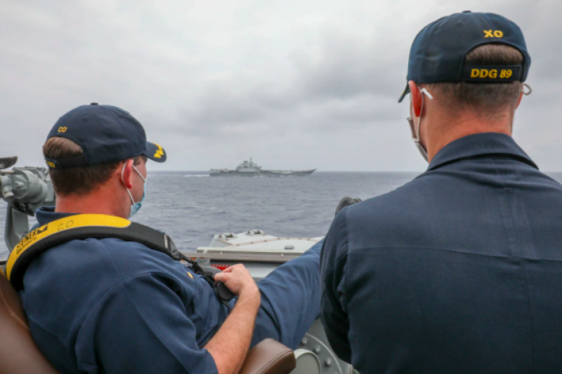 20210411-美軍馬斯廷號驅逐艦（DDG-89）艦長與副艦長，4月4日於菲律賓海翹腳監視中國海軍遼寧號航艦。（取自美國海軍官網）