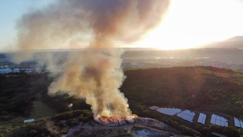 苗栗市西山垃圾掩埋場7日凌晨發生火警，苗栗縣政府消防局前往灌救，提醒民眾關閉窗戶並改道通行，以免影響救災。（中央社／民眾提供）