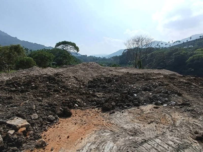 租南投河川地供倒營建廢土 男子連同7業者送辦 南投縣政府環境保護局11日表示，阮姓男子承租國姓 鄉國姓段河川地，卻供人亂倒營建廢土、廢鐵、塑 膠，占地面積約2700平方公尺，土地承租人阮男、7 家交通公司被依違反廢棄物清理法送辦。 （南投縣環保局提供） 中央社記者蕭博陽南投縣傳真  113年6月11日 