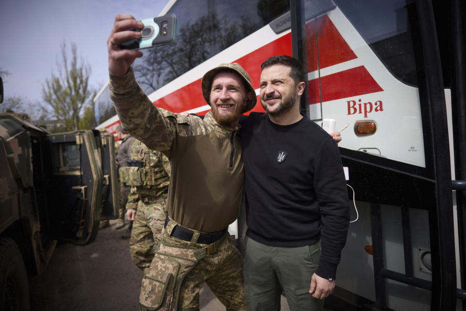 En esta foto provista por la Oficina de Prensa Presidencial de Ucrania, el presidente ucraniano Volodymyr Zelenskyy posa para una selfie con un soldado en Avdiivka, región de Donetsk, Ucrania, martes 18 de abril de 2023. (Oficina de Prensa Presidencial de Ucrania via AP)