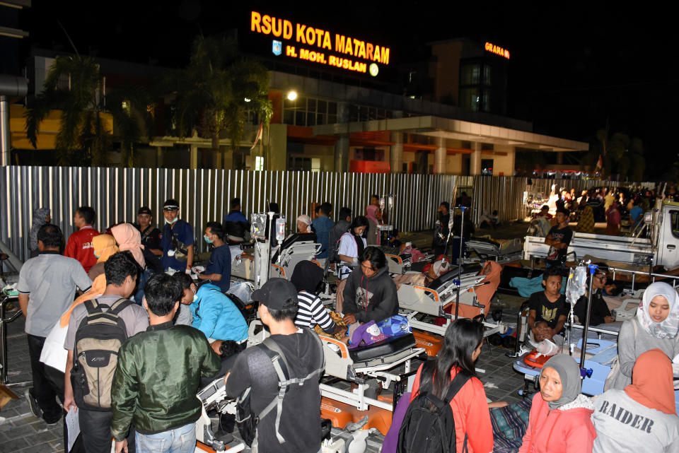 Patients are evacuated outside to the Mataram City hospital parking lot on Lombok. Source: Reuters