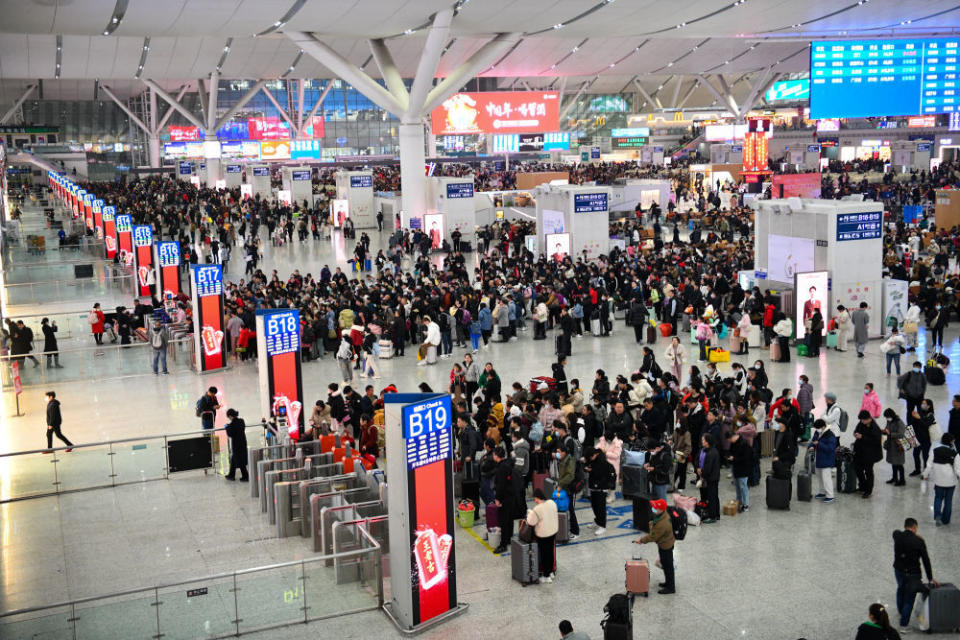 中國春運即將登場。 26 日，深圳北站乘客依序排隊等待檢票乘車。   圖：翻攝自新華網