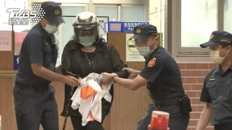 鄭惠中潑紅漆遭到逮捕。（圖／TVBS資料畫面）