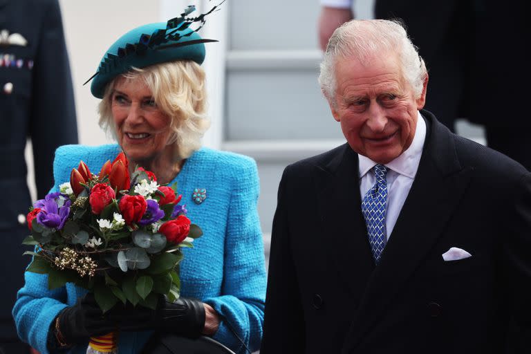 El rey Carlos III del Reino Unido y Camilla, la reina Consortá llegan al aeropuerto de Berlín Brandeburgo; antes de su coronación en mayo de 2023, el rey británico y la esposa real visitaron Alemania