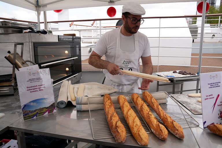 Tony Dore prepara las baguettes en una muestra de lo que será el trabajo de los cocineros durante los Juegos Olímpicos de París 2024.