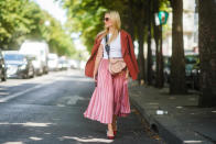 El<em> street style</em> de la Paris Fashion Week 2019 nos dejó otro gran estilismo con falda plisada firmado por Charlotte Groeneveld, quien nos recordó la importancia de los complementos. Llevar el abrigo a modo de capa fue la guinda a un look perfecto. (Foto: Edward Berthelot / Getty Images)