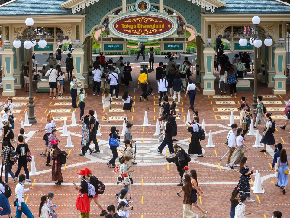 This image shows crowds at Disney social distancing.