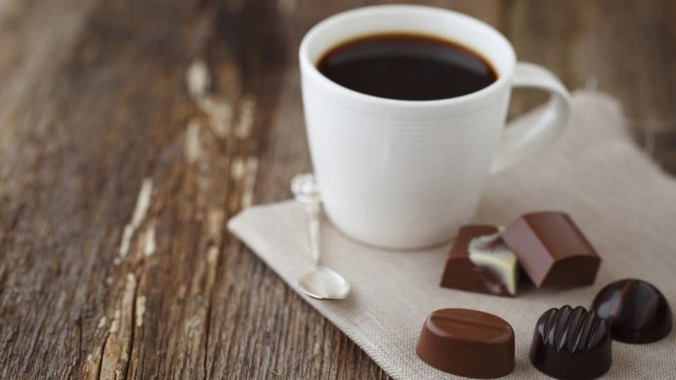 Xícara de café e bombons de chocolate