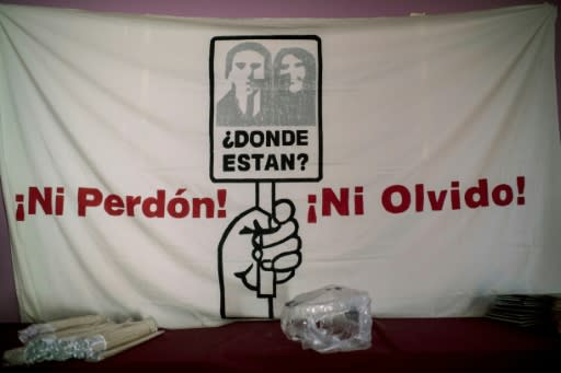 Una pancarta en favor de la búsqueda de desaparecidos de la dictadura militar en Chile en la Agrupación de Familiares de Detenidos Desaparecidos en Santiago (AFP | Martin BERNETTI)