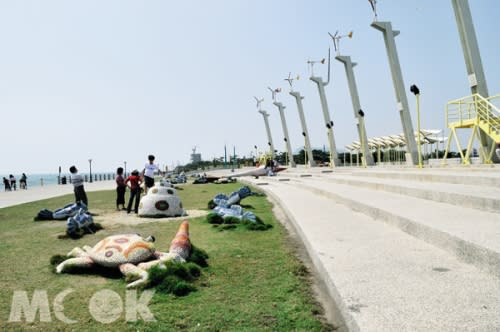 公園廣大的草坪上種植了數百株濱海喬木，民眾來此可以散步、野餐、放風箏、欣賞落日餘暉等。此外，大型風車前有一處觀海看台和表演廣場，不定時有藝文活動在此舉辦。（圖片提供／墨刻編輯部）