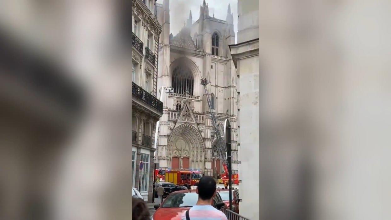 Le CODIS de Loire-Atlantique a confirmé ce samedi matin qu'un incendie est en cours dans l'enceinte de la cathédrale Saint-Pierre-eft-Saint-Paul de Nantes. Les pompiers tentent actuellement de maîtriser les flammes. L'origine du départ de feu reste inconnu. - Brightcove