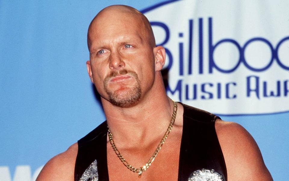 Dosenbier, Mittelfinger und böse Schimpftiraden: Stone Cold Steve Austin war im Vergleich zu Stars wie Ric Flair vielleicht etwas unkultiviert, bei den Fans aber kam der Mann mit der kurzen Zündschnur und dem rauen Charme extrem gut an. "Stone Cold" Steve Austin avancierte in den späten 90-ern zum absoluten Kult-Wrestler. (Bild: Evan Agostini/Getty Images)