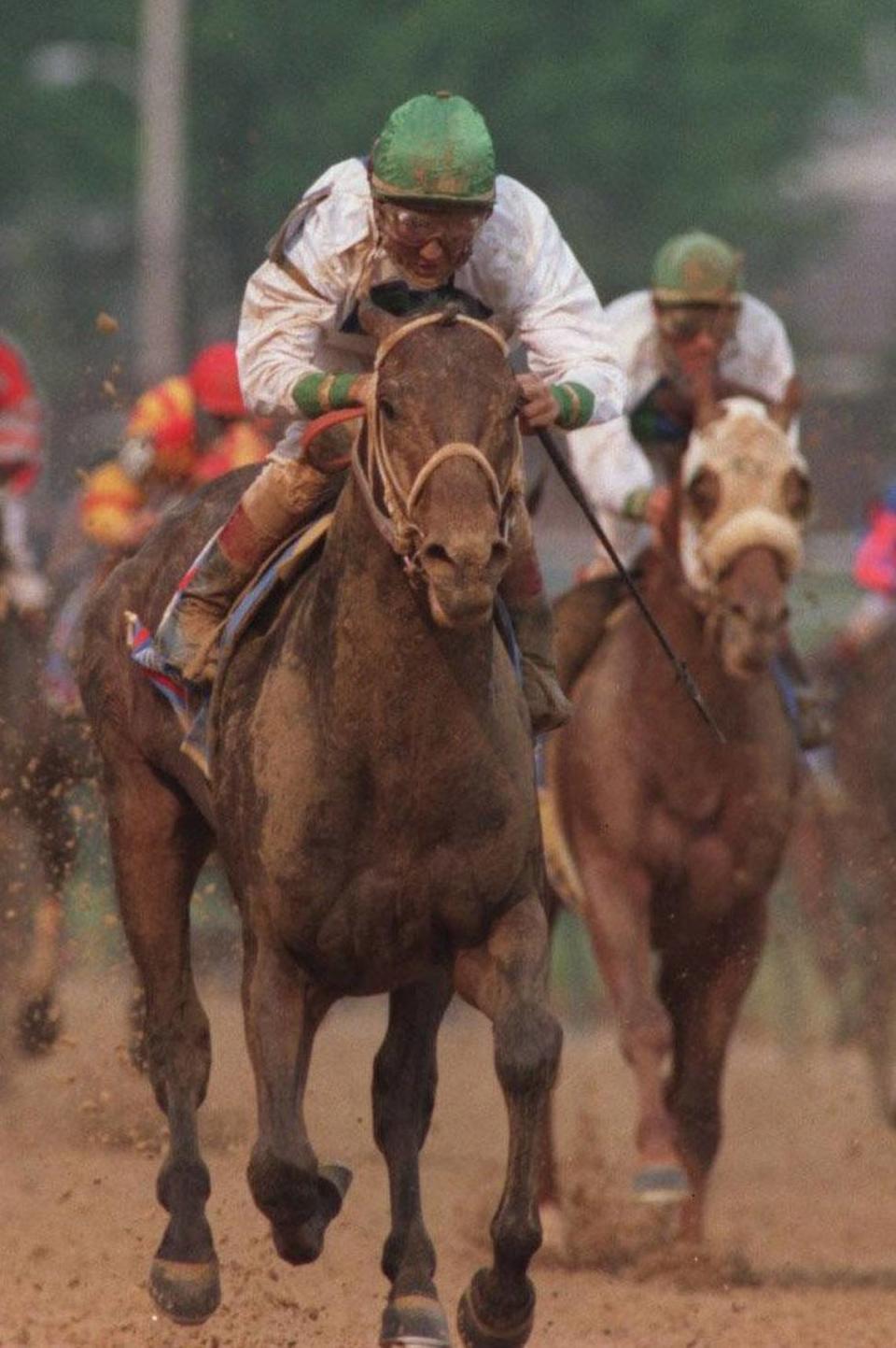 Grindstone won the 1996 Kentucky Derby by a nose over Cavonnier. That race was the most recent Run for the Roses decided by a nose until Saturday’s win by Mystik Dan. Frank Anderson/Herald-Leader File Photo