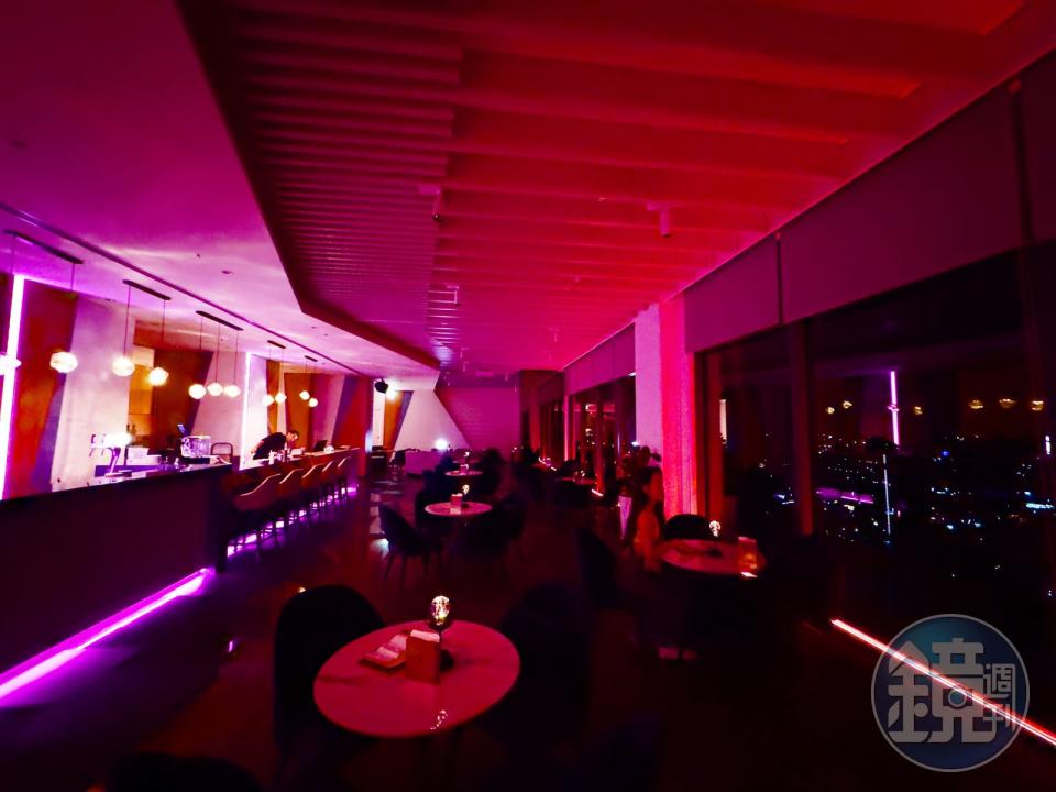 位於32樓的空中酒吧「JOIN’S Cafe & Bistro」能眺望夜景。