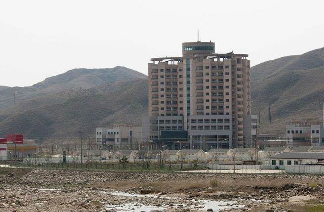 金正恩更曾下令拆毀當中由南韓興建嘅一切設施，包括酒店。 （圖：Gotv.citi@Twitter） 