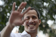 El líder opositor Juan Guaidó saluda a sus seguidores durante un mitin en el barrio de Montalbán, en Caracas, el sábado 11 de enero de 2020. (AP Foto/Matias Delacroix)