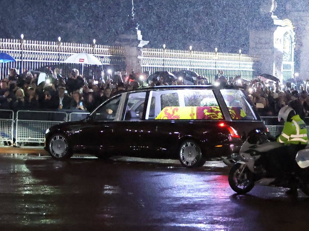 Der Leichnam von Queen Elizabeth II. bei der Ankunft am Buckingham Palast. (Bild: IMAGO/i Images)