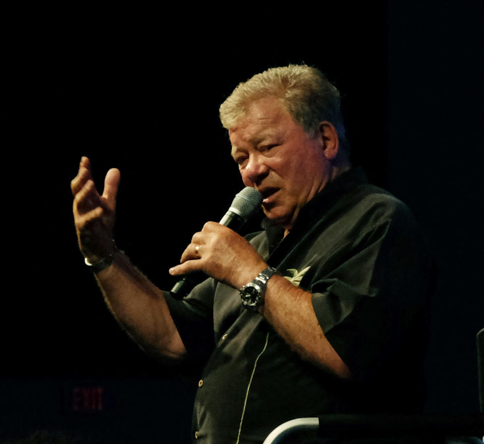 <p>William Shatner, 87 ans, alias Capitaine Kirk dans la série Star Trek avait enregistré une reprise de Mr Tambourine Man de Bob Dylan, et a récemment chanté avec Iggy Pop ou le guitariste Billy Gibbons de ZZ Top</p>...