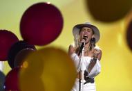 <p>Emotional ging es bei Miley Cyrus zu: Sie trat mit ihrem neuen Song ‘Malibu’ zum ersten Mal live im TV auf und war am Ende sogar zu Tränen gerührt.<br>(Foto: AP Images) </p>