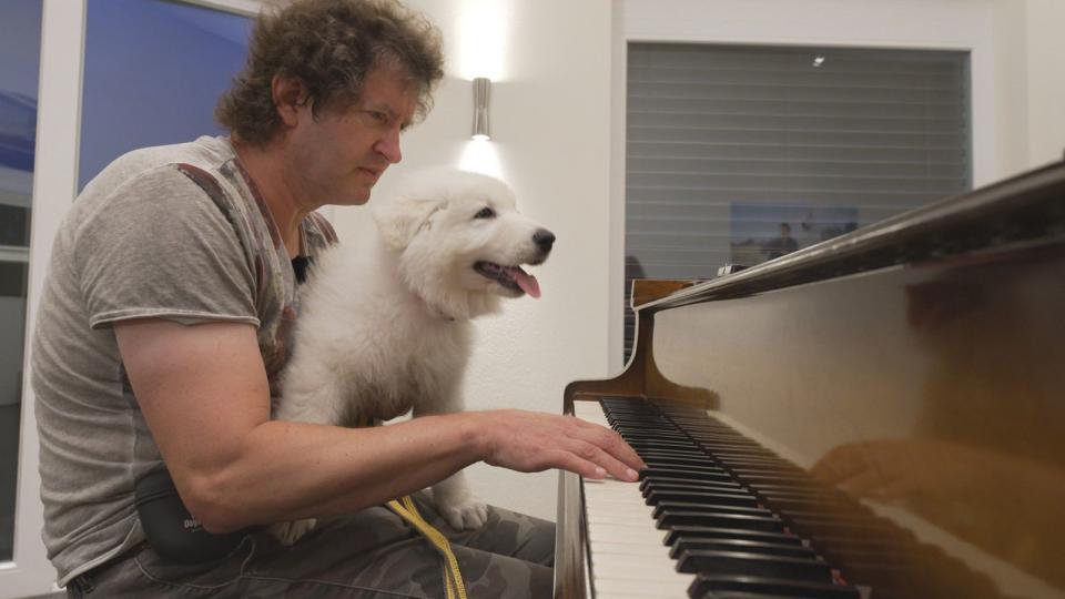 Wolfgang aus Österreich mit seinem Welpen Falco. (Bild: RTL / RTL Studios)