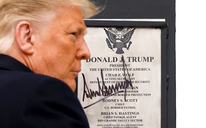 El presidente de Estados Unidos, Donald Trump, firma una placa colocada en el muro de la frontera entre Estados Unidos y México durante su visita, en El Álamo, Texas, Estados Unidos.