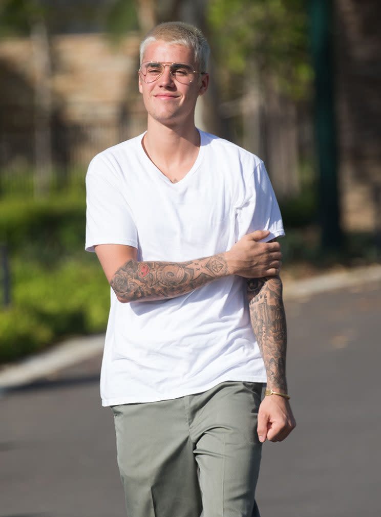 Justin Bieber greets adoring fans outside his hotel in Perth, Australia. (Photo: Media-Mode/Splash News) 