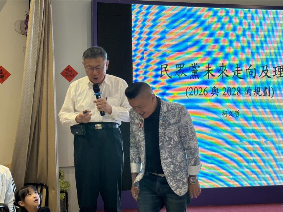 台灣民眾黨台中市黨部5日在太平1家餐廳舉辦「小草訓練營」活動，黨主席柯文哲也到場擔任講師。（馮惠宜攝）