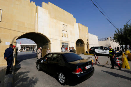 A car approaches as Jordanian security personnel stand guard during the trial of those accused of staging an attack on December 2016 on a Crusader castle in Karak, at the State Security Court in Amman, Jordan November 13, 2018. REUTERS/Muhammad Hamed