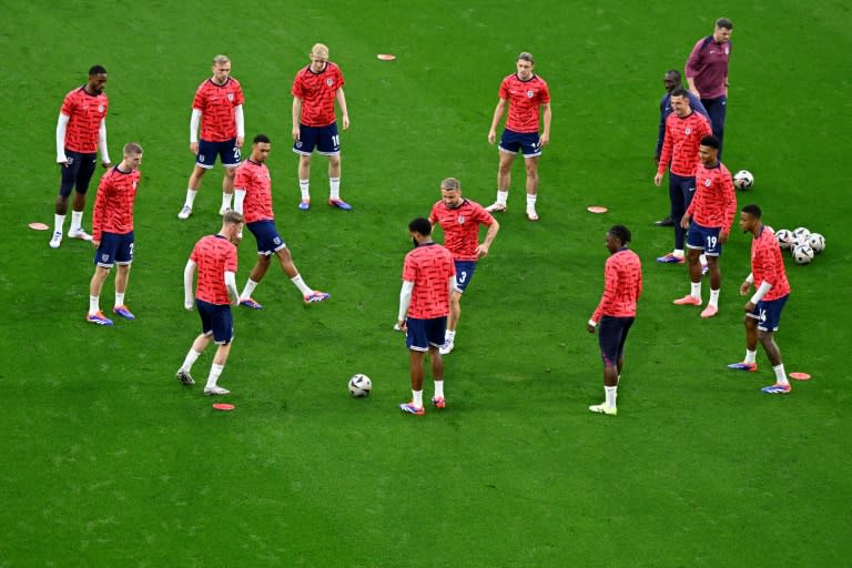 Loa jugadores de Inglaterra hacen un rondo durante el calentamiento previo a la semifinal de la Eurocopa contra los Países Bajos, el 10 de julio de 2024 en la ciudad alemana de Dortmund (Ina Fassbender)