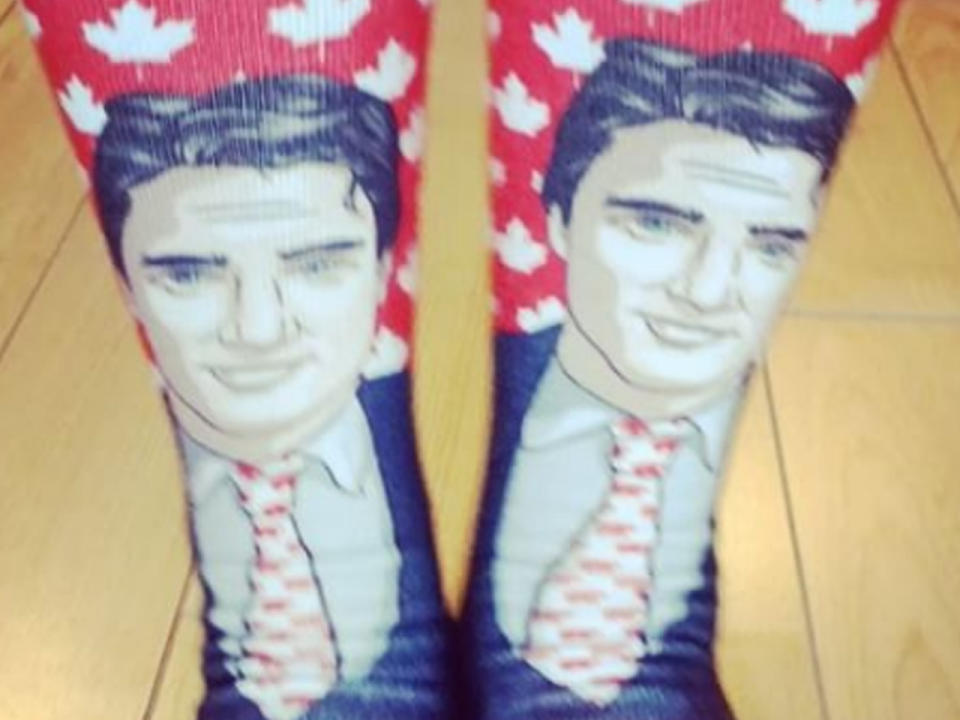 Auch die Fans von Justin Trudeau sind zu wahren Socken-Liebhabern geworden. Kein Wunder, dass es mittlerweile eine eigene Kollektion gibt. Die Botschaft dahinter: Wir lieben unseren Premier. (Bild-Copyright: shiahbazeley/Instagram)