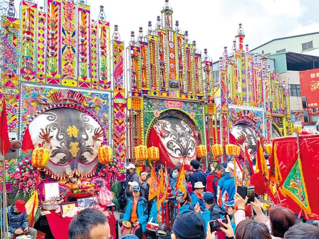 新北市三峽清水祖師廟30日上午舉辦賽豬公祭典，吸引許多民眾圍觀，擠爆祖師廟廟埕。（張睿廷攝）