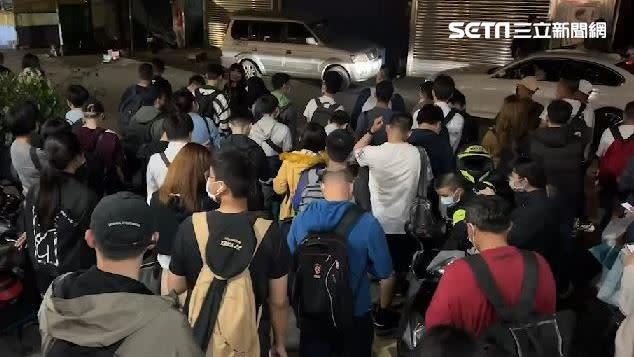 乘客準備搭接駁車到台南高鐵站。