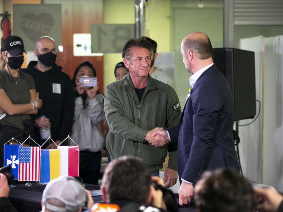 Sean Penn and Mayor Fijołek discussed local efforts to house Ukrainian refugees.