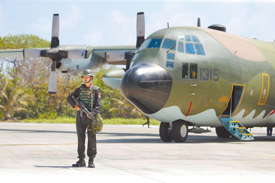 立委視察太平島，最辛苦的是搭機，必須搭空軍的C-130運輸機。（本報資料照片）