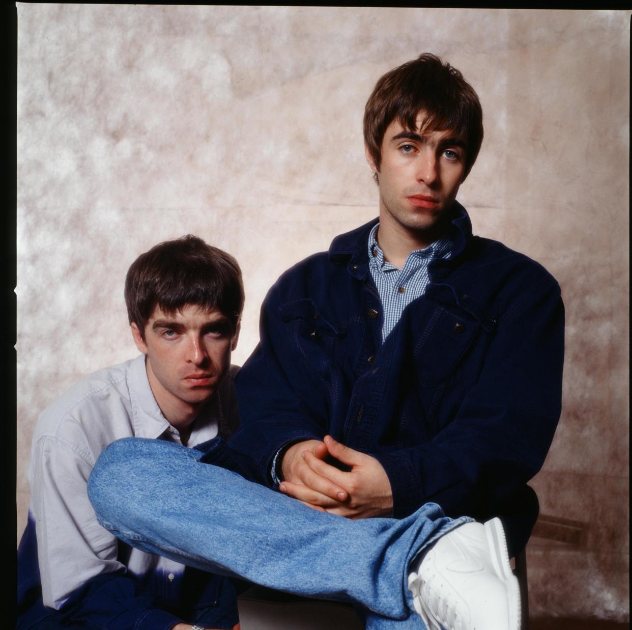 (MANDATORY CREDIT Koh Hasebe/Shinko Music/Getty Images) Noel Gallagher and Liam Gallagher of Oasis, at a photoshoot in a hotel in Tokyo, September 1994. (Photo by Koh Hasebe/Shinko Music/Getty Images)