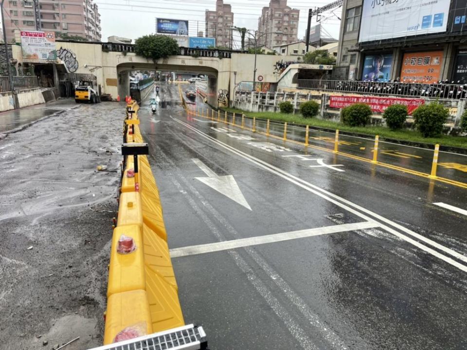 民族（四維）地下道內側快車道十五日起將封閉施工，當地恐陷入交通黑暗期長達半年。<br />（記者林雪娟攝）