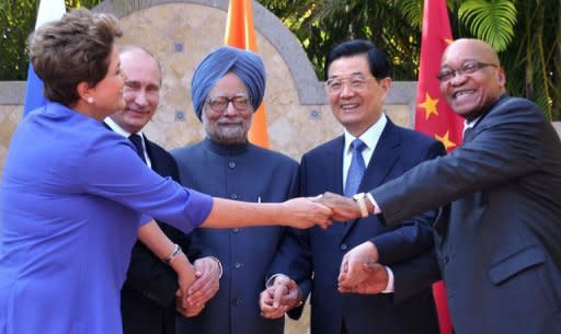 (L-R) Brazilian President Dilma Roussef, Russian President Vladimir Putin, Indian Prime Minister Manmohan Singh, Chinese President Hu Jintao and South African President Jacob Zuma pose for group photo in Los Cabos, Mexico, during a BRICS presidents meeting before the opening of the G20 leaders Summit