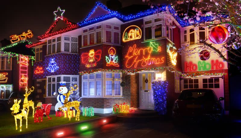 Installer des guirlandes de Noël pourrait vous aider à créer un lien avec vos voisins. [Photo : Getty]