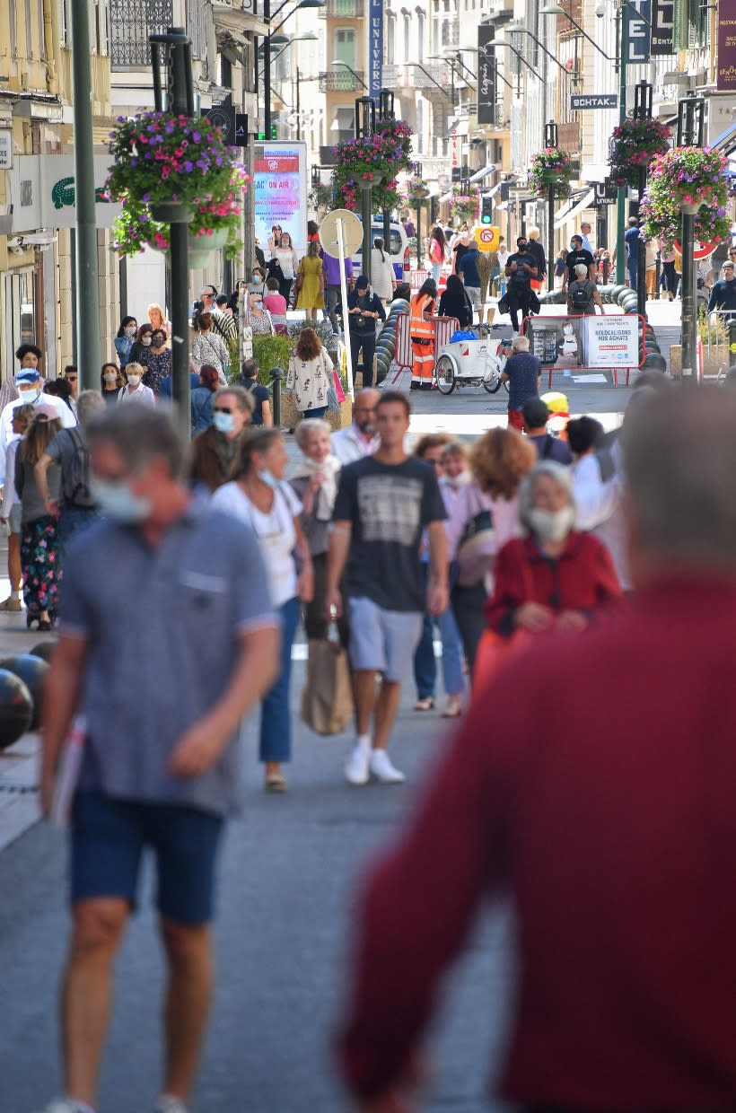 <p>La foule rue d'Antibes, la rue commerçante, parallèle à la Croisette.</p><br><br><a href="https://www.elle.fr/Loisirs/Cinema/News/Cannes-a-la-place-du-tapis-rouge-un-bel-hommage-au-personnel-soignant#xtor=AL-541" rel="nofollow noopener" target="_blank" data-ylk="slk:Voir la suite des photos sur ELLE.fr;elm:context_link;itc:0;sec:content-canvas" class="link ">Voir la suite des photos sur ELLE.fr</a><br><h3> A lire aussi </h3><ul><li><a href="https://www.elle.fr/Loisirs/Cinema/News/Festival-de-Cannes-une-nouvelle-forme-pour-l-edition-2020-3863343#xtor=AL-541" rel="nofollow noopener" target="_blank" data-ylk="slk:Festival de Cannes : une nouvelle « forme » pour l’édition 2020;elm:context_link;itc:0;sec:content-canvas" class="link ">Festival de Cannes : une nouvelle « forme » pour l’édition 2020</a></li><li><a href="https://www.elle.fr/Loisirs/Cinema/News/Coronavirus-le-festival-de-Cannes-reporte-3862083#xtor=AL-541" rel="nofollow noopener" target="_blank" data-ylk="slk:Coronavirus : le festival de Cannes reporté;elm:context_link;itc:0;sec:content-canvas" class="link ">Coronavirus : le festival de Cannes reporté</a></li><li><a href="https://www.elle.fr/Loisirs/Cinema/News/Cannes-2020-Spike-Lee-a-ete-choisi-comme-president-du-jury-et-se-dit-heureux-surpris-et-fier-3830969#xtor=AL-541" rel="nofollow noopener" target="_blank" data-ylk="slk:Cannes 2020 : Spike Lee a été choisi comme président du jury et se dit « heureux, surpris et fier »;elm:context_link;itc:0;sec:content-canvas" class="link ">Cannes 2020 : Spike Lee a été choisi comme président du jury et se dit « heureux, surpris et fier »</a></li><li><a href="https://www.elle.fr/Loisirs/Cinema/Dossiers/Festival-de-Cannes-les-affiches-de-la-Croisette-depuis-1946#xtor=AL-541" rel="nofollow noopener" target="_blank" data-ylk="slk:Festival de Cannes : les affiches de la Croisette depuis 1946;elm:context_link;itc:0;sec:content-canvas" class="link ">Festival de Cannes : les affiches de la Croisette depuis 1946</a></li><li><a href="https://www.elle.fr/Astro/Horoscope/Quotidien#xtor=AL-541" rel="nofollow noopener" target="_blank" data-ylk="slk:Consultez votre horoscope sur ELLE;elm:context_link;itc:0;sec:content-canvas" class="link ">Consultez votre horoscope sur ELLE</a></li></ul>