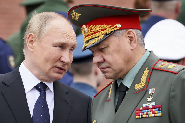 El presidente ruso, Vladimir Putin, habla con el ministro de Defensa ruso, Sergei Shoigu, el 3 de julio de 2022. (Mikhail Metzel, Sputnik, Kremlin Pool Foto vía AP, Archivo)