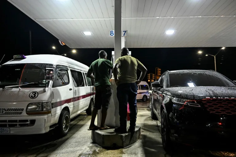 Coches hacen cola en una gasolinera antes de que el huracán Beryl toque tierra en Bridgetown, Barbados, el 29 de junio de 2024 (CHANDAN KHANNA)