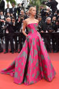 Avouons-le : un peu de couleurs sur le tapis rouge, cela fait plaisir aux yeux. Karolína Kurková a satisfait nos envies en habillant sa silhouette de top model d’une robe-bustier fuchsia aux motifs végétaux. Merci !