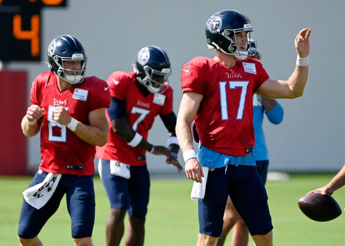 Andrew Rupcich, and Peter Skoronski of the Tennessee Titans block