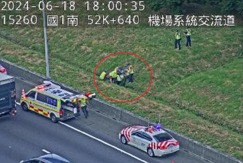 <strong>救護人員發現30歲林姓男子躺在邊坡草坪。（圖／翻攝畫面）</strong>