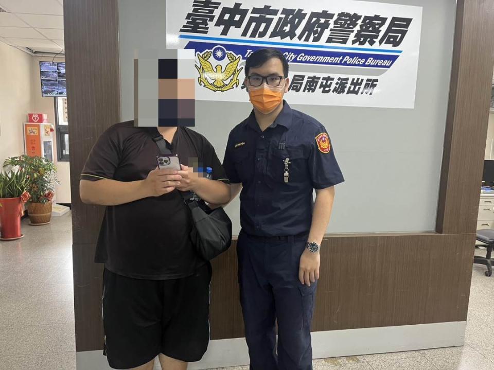 警方於一中商圈超商尋獲柳男，並溫馨喊話、安撫柳男，將其載返派出所休息。(圖/記者謝榮浤翻攝)